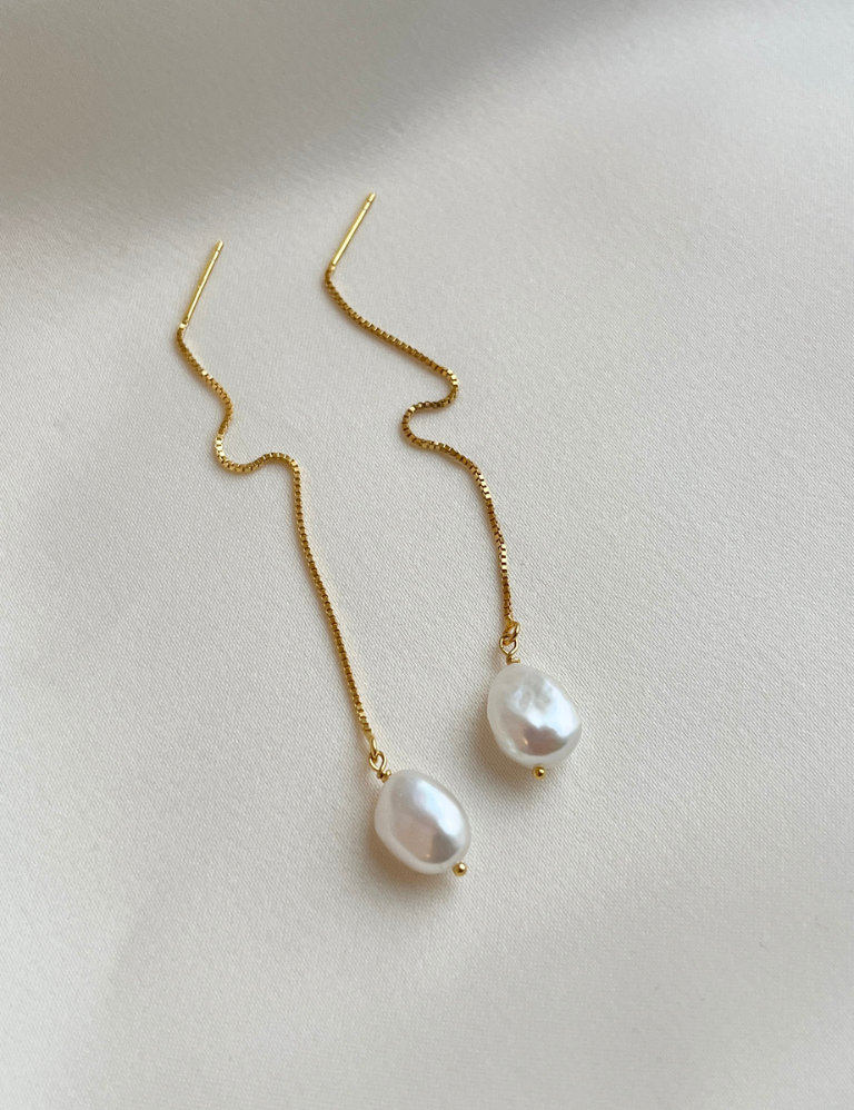 Ada Earchains er vores populære ørekæder med en unik barok perle der hænger som vedhæng. En simpel men elegant ørekæde
